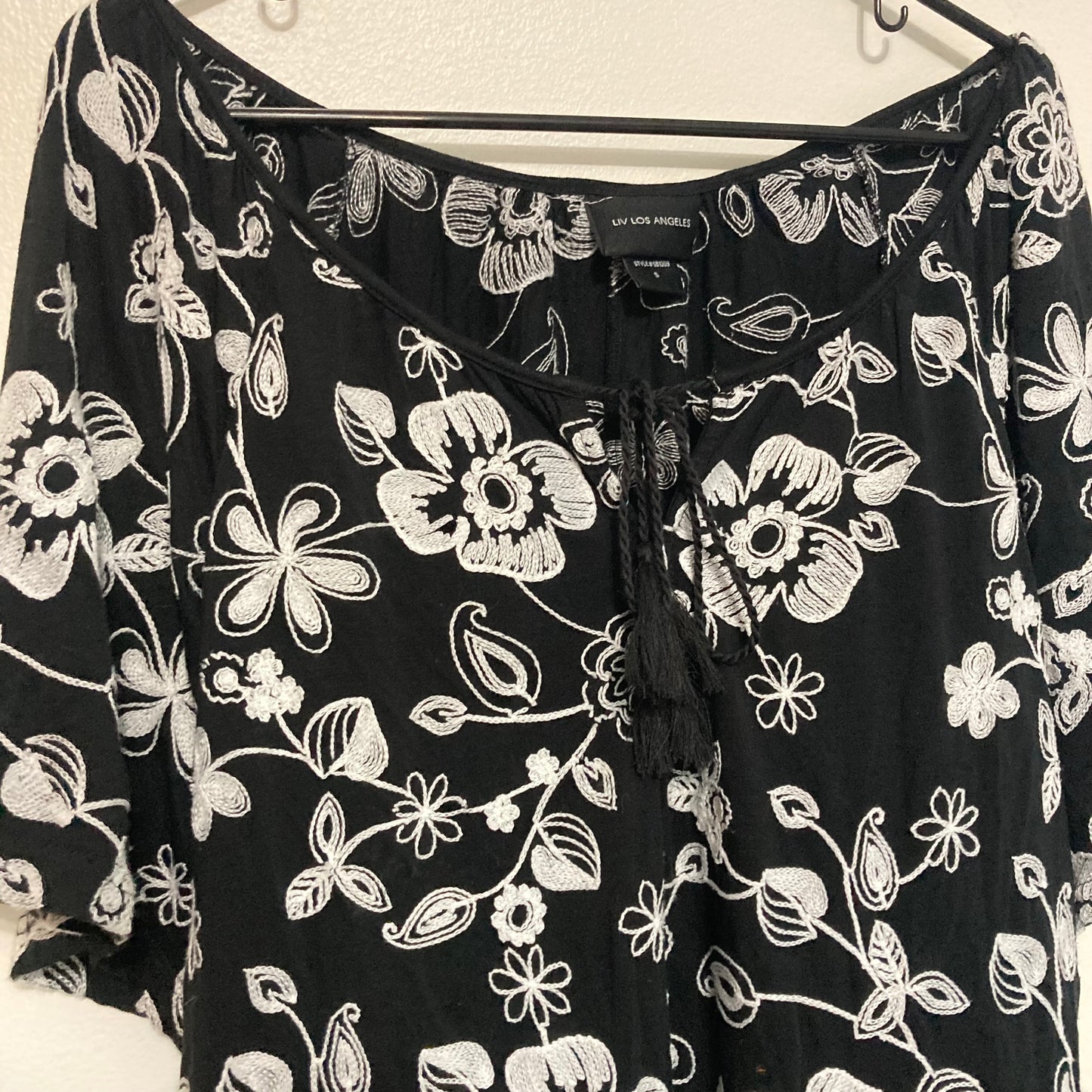 Top - Embroidered Flowers Liv Los Angeles - Small