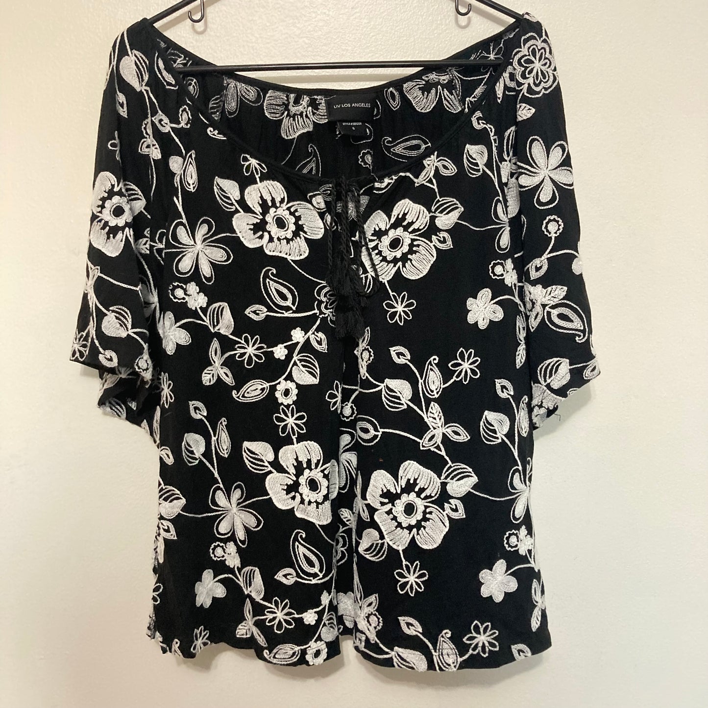 Top - Embroidered Flowers Liv Los Angeles - Small