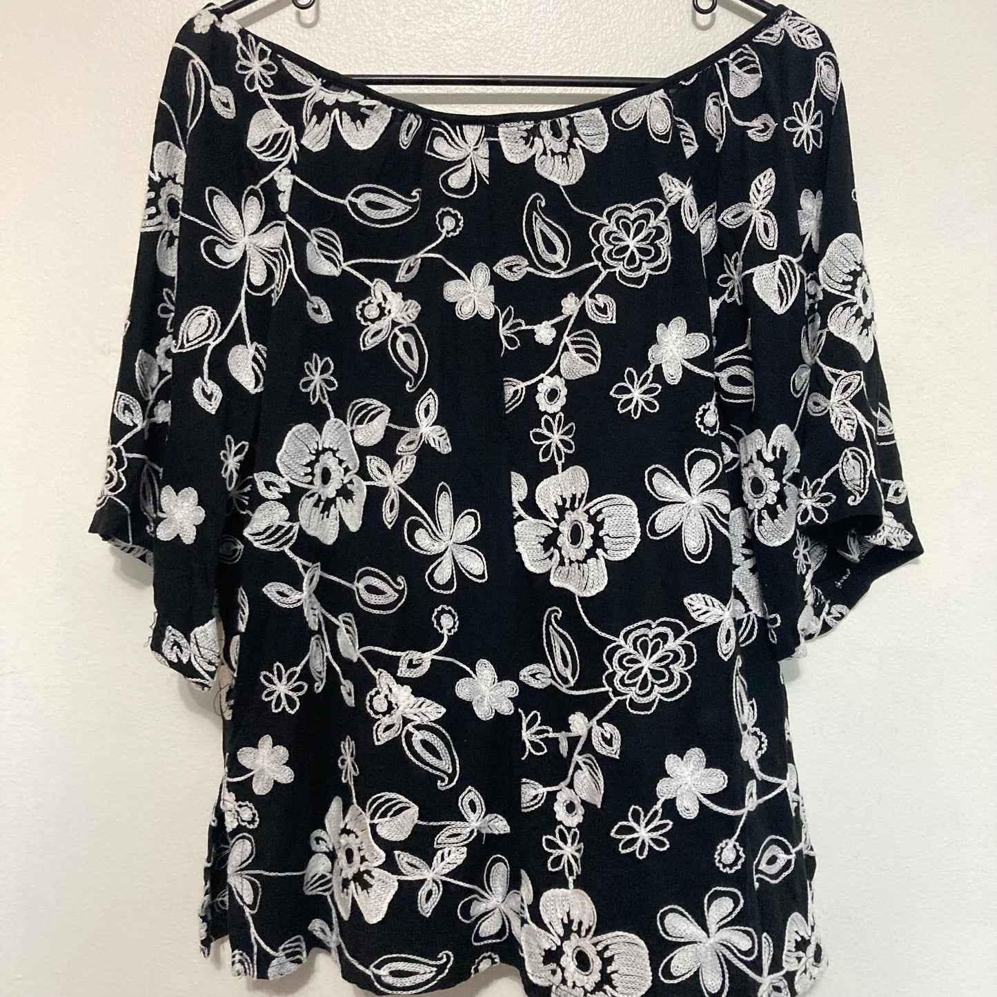 Top - Embroidered Flowers Liv Los Angeles - Small